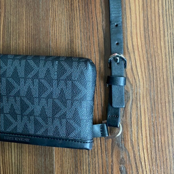 Michael Kors fanny pack - Picture 4 of 9